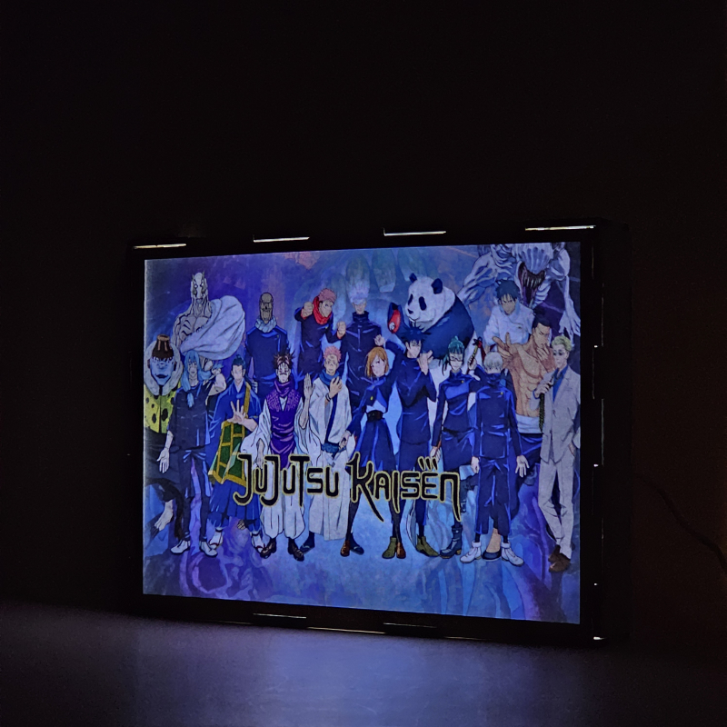 Lámpara ánime/manga  Jujutsu Kaisen  con doble imagen del grupo Ryomen Sukuna, Maki Zenin, Satoru Gojo, Nobara Kugisaki, Megumi Fushiguro, Yuji Itadori, Suguru Geto, Toji Fushiguro, Yūta Okkotsu, Toge Inumaki, Kento Nanami, Aoi Todo, Choso, Mahito, panda, Kokichi Muta, Jogo y Hanami, vista encendida, donde se revela la ilustración completa al encender la luz LED.