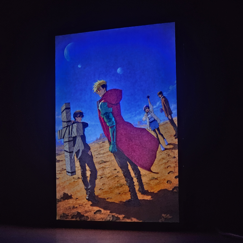 Lámpara ánime/manga  Trigun  con doble imagen del grupo Nicholas D. Wolfwood, Vash the Stampede, Roberto De Niro y Meryl Stryfe, vista encendida, donde se revela la ilustración completa al encender la luz LED.