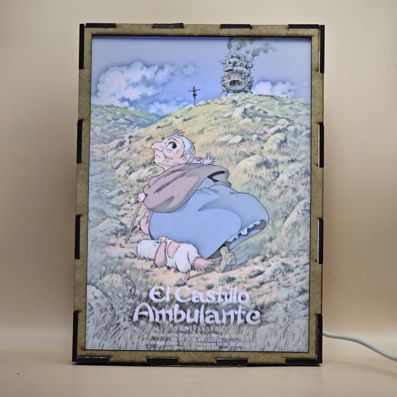 Lámpara ánime  El castillo ambulante  con doble imagen del personaje Sophie Hatter, vista encendida, con luz ambiente, donde se revela la ilustración completa al encender la luz LED.
