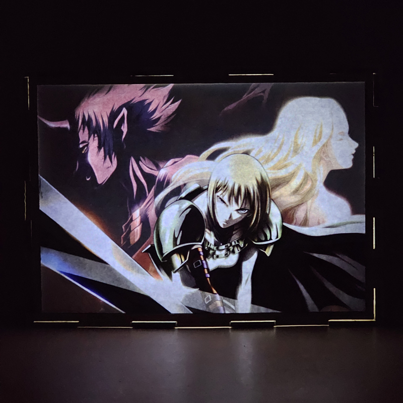 Lámpara ánime/manga  Claymore  con doble imagen del grupo Clare, Teresa y Priscilla, vista encendida, donde se revela la ilustración completa al encender la luz LED.