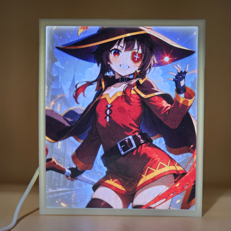Lámpara ánime/manga  KonoSuba  con doble imagen del personaje Megumin, vista encendida, donde se revela la ilustración completa al encender la luz LED.