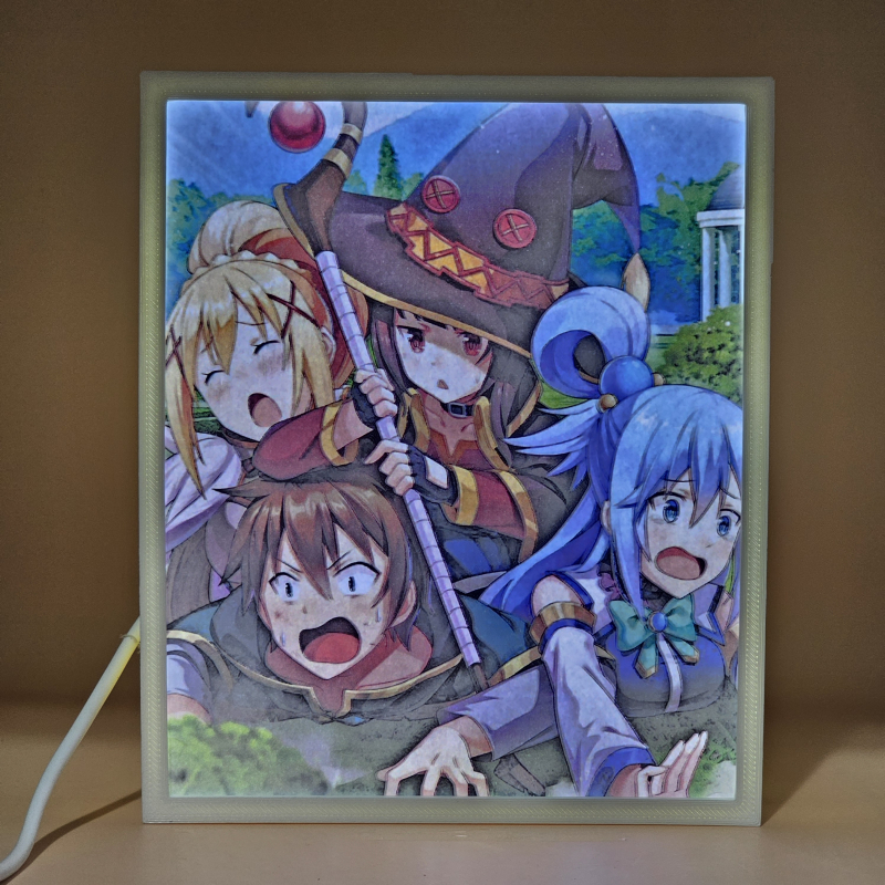 Lámpara ánime/manga  KonoSuba  con doble imagen del grupo Megumin, Kazuma Satō, Darkness y Aqua, vista encendida, donde se revela la ilustración completa al encender la luz LED.