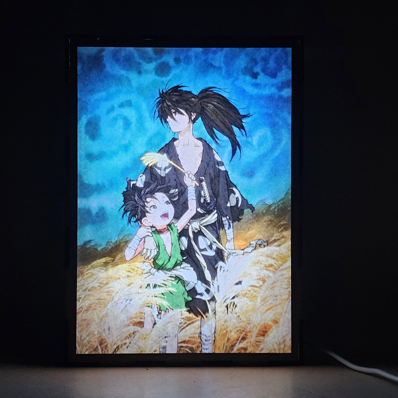 Lámpara ánime/manga  Dororo  con doble imagen de la pareja Dororo y Hyakkimaru, vista encendida, con luz ambiente, donde se revela la ilustración completa al encender la luz LED.