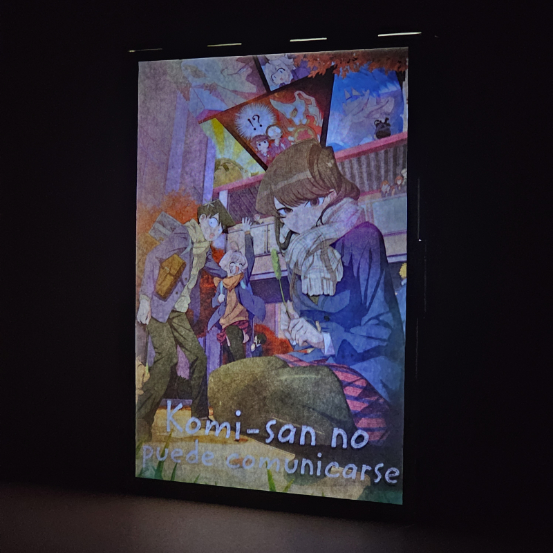 Lámpara ánime/manga  Komi-san no puede comunicarse  con doble imagen del grupo Komi Shouko, Tadano Hitohito y Najimi Osana, vista encendida, donde se revela la ilustración completa al encender la luz LED.