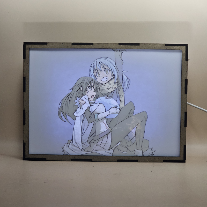 Lámpara ánime/manga  That Time I Got Reincarnated as a Slime  con doble imagen de la pareja Rimuru Tempest y Shizue Izawa (Shizu), vista encendida, con luz ambiente, donde se revela la ilustración completa al encender la luz LED.