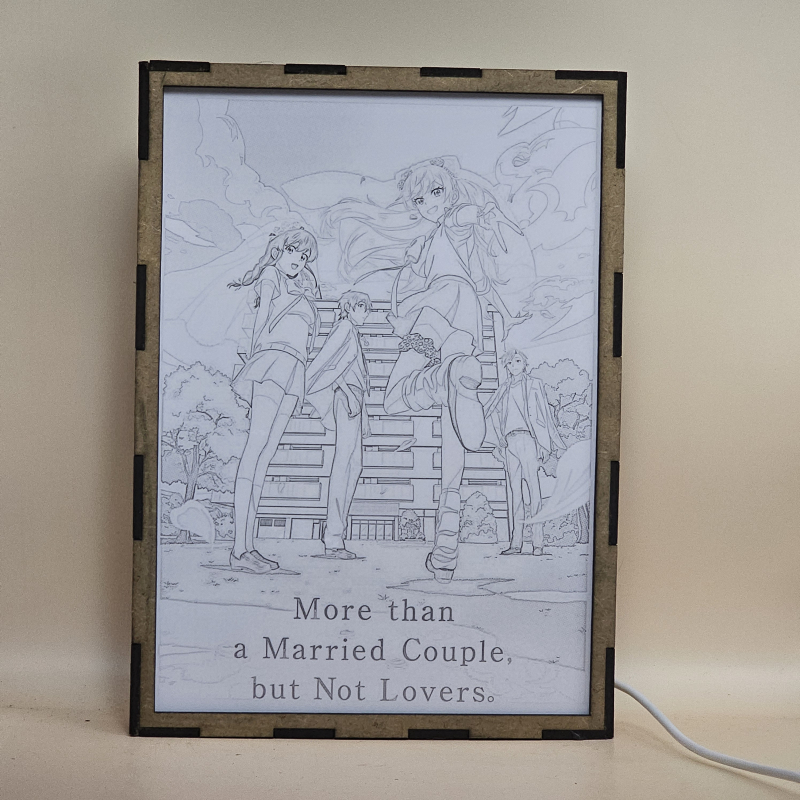 Lámpara ánime/manga  More Than a Married Couple, But Not Lovers  con doble imagen del grupo Akari Watanabe, Jiro Yakuin, Shiori Sakurazaka y Minami Tenjin, vista apagada, se esconde la imágen de atras.