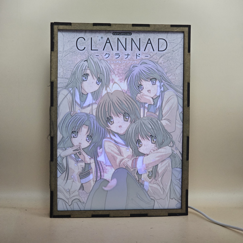 Lámpara ánime/manga  Clannad  con doble imagen del grupo Kyou Fujibayashi, Tomoyo Sakagami, Kotomi Ichinose, Fuko Ibuki y Nagisa Furukawa, vista encendida, con luz ambiente, donde se revela la ilustración completa al encender la luz LED.