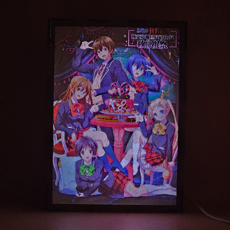 Lámpara ánime/manga  Love, Chunibyo & Other Delusions!  con doble imagen del grupo Yūta Togashi, Rikka Takanashi, Shinka Nibutani, Sanae Dekomori y Kumin Tsuyuri, vista encendida, donde se revela la ilustración completa al encender la luz LED.