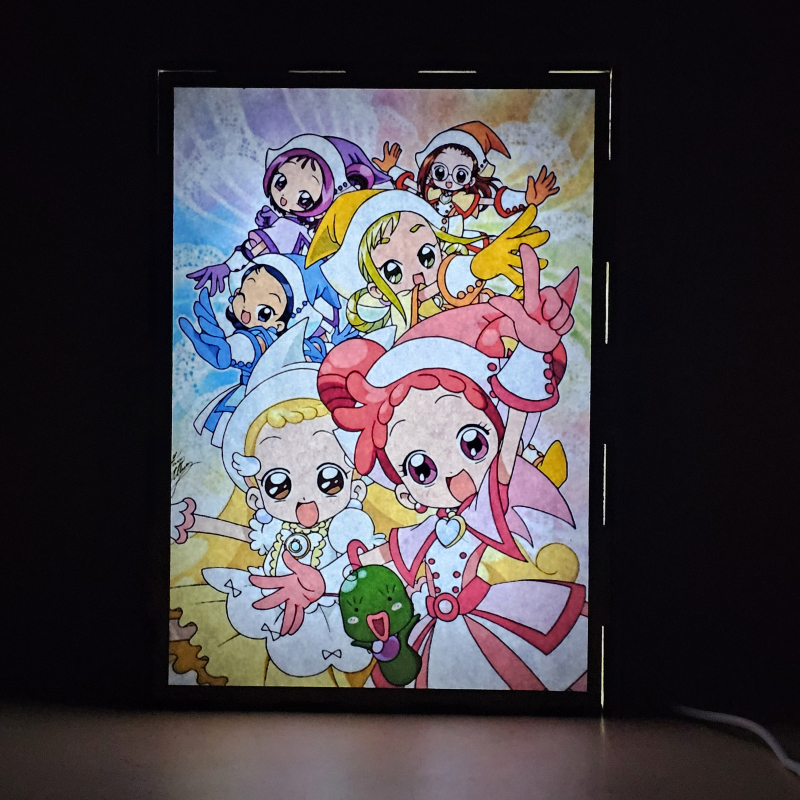 Lámpara ánime/manga  Magical Doremi  con doble imagen del grupo Doremi Harukaze, Momoko Asuka, Hana Makihatayama, Aiko Senoo, Onpu Segawa, Hazuki Fujiwara y Lala, vista encendida, donde se revela la ilustración completa al encender la luz LED.