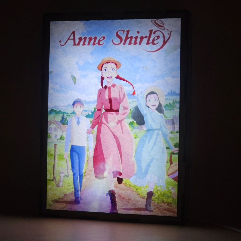 Lámpara LED de Ana de las Tejas Verdes con Anne Shirley en una escena de Avonlea - Galeria