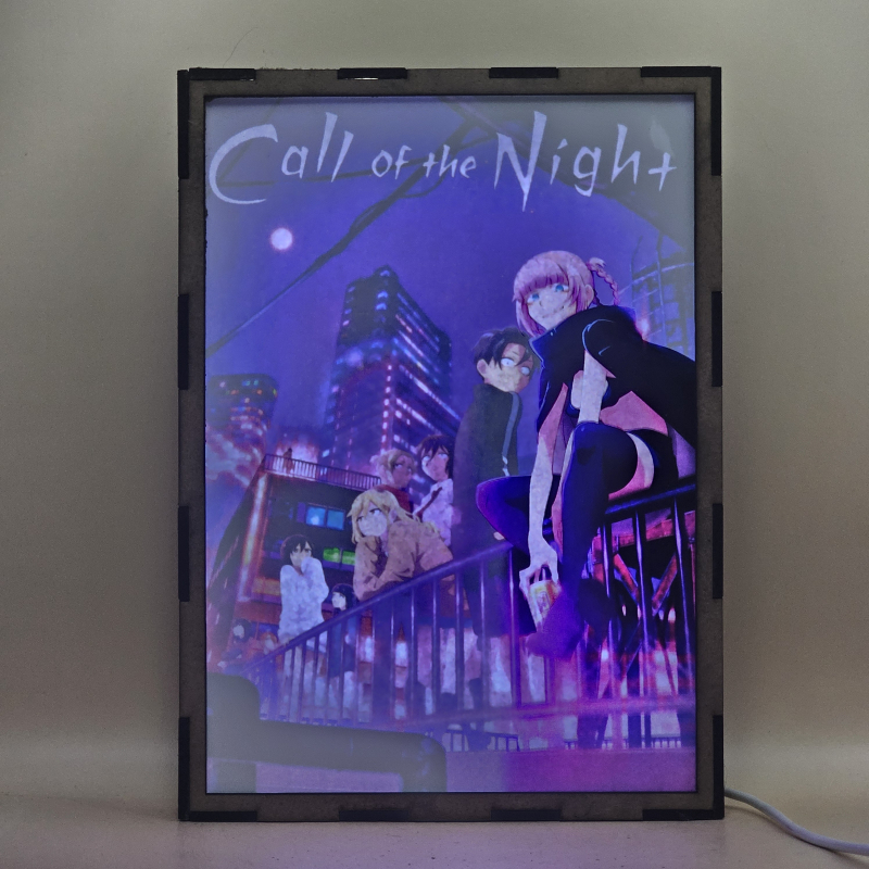 Lámpara ánime/manga  Call of the Night  con doble imagen del grupo Nazuna Nanakusa, Kou Yamori, Seri Kikiyou, Midori Kohakobe, Nico Hirata, Haka Suzushiro y Kabura Honda, vista encendida, con luz ambiente, donde se revela la ilustración completa al encender la luz LED.