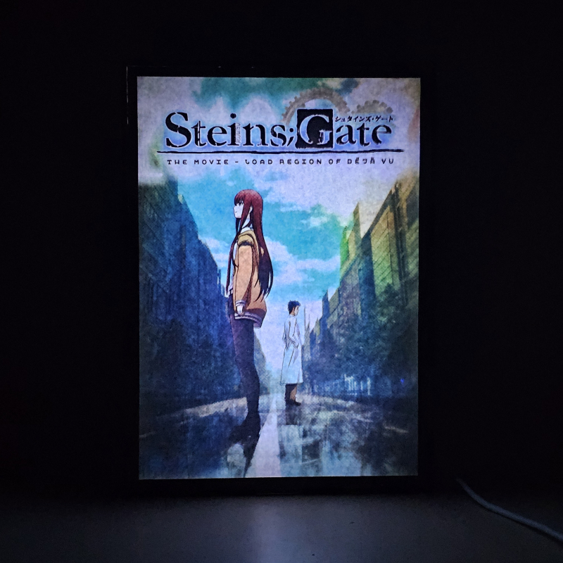 Lámpara ánime/manga  Steins;Gate  con doble imagen de la pareja Kurisu Makise y Rintaro Okabe, vista encendida, donde se revela la ilustración completa al encender la luz LED.