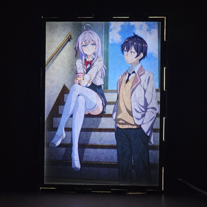 Lámpara ánime/manga  Alya a veces me susurra en ruso  con doble imagen de la pareja Alisa Mikhailovna Kujou y Masachika Kuze, vista encendida, donde se revela la ilustración completa al encender la luz LED.