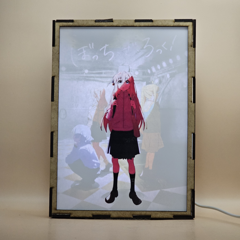 Lámpara ánime/manga  Bocchi the Rock!  con doble imagen del grupo Hitori Gotoh, Nijika Ijichi, Ryo Yamada y Ikuyo Kita, vista encendida, con luz ambiente, donde se revela la ilustración completa al encender la luz LED.