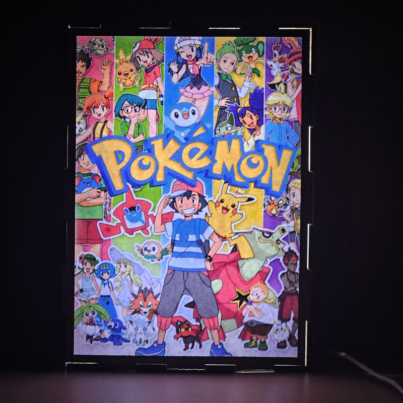 Lámpara ánime/manga  Pokémon  con doble imagen del grupo Ash Ketchum, Pikachu, Misty, Brock, Maya, Aura, Lem, Serena, Iris y Millo, vista encendida, donde se revela la ilustración completa al encender la luz LED.