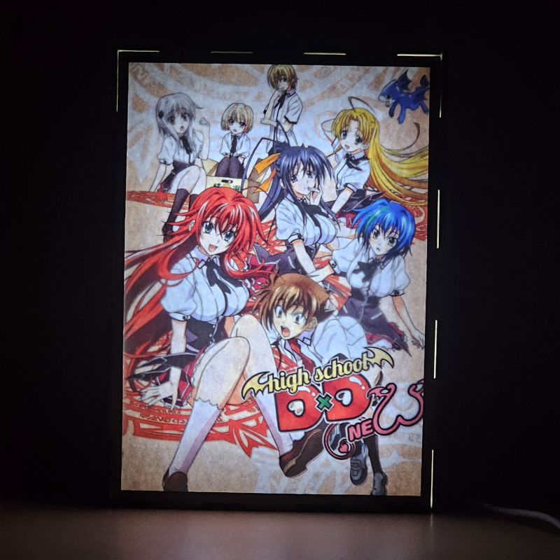 Lámpara ánime/manga  High School DxD  con doble imagen del grupo Issei Hyōdō, Rias Gremory, Akeno Himejima, Asia Argento, Koneko Tōjō, Yūto Kiba, Xenovia Quarta y Ddraig, vista encendida, donde se revela la ilustración completa al encender la luz LED.