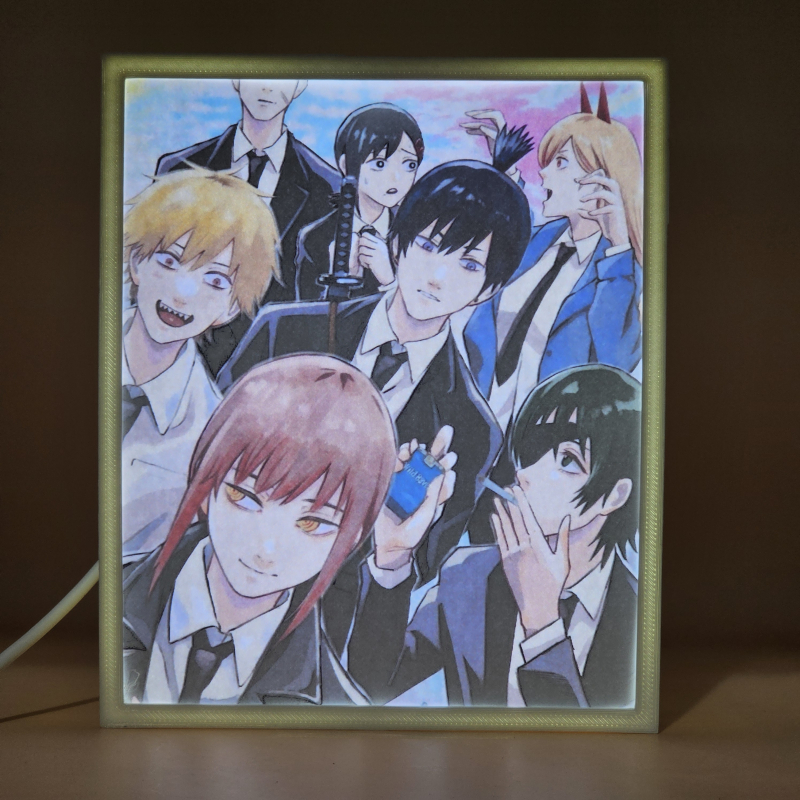 Lámpara ánime/manga  Chainsaw Man  con doble imagen del grupo Denji, Makima, Power, Aki Hayakawa, Himeno, Kobeni Higashiyama y Hirokazu Arai, vista encendida, donde se revela la ilustración completa al encender la luz LED.