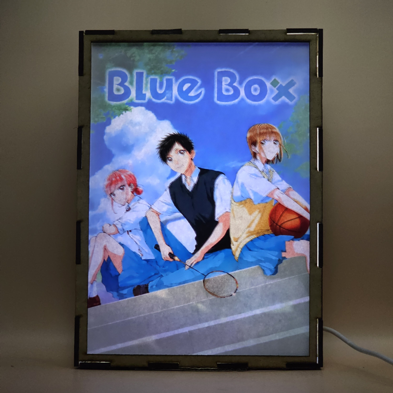 Lámpara ánime/manga  Blue Box  con doble imagen del grupo Taiki Inomata, Chinatsu Kano y Hina Chono, vista encendida, con luz ambiente, donde se revela la ilustración completa al encender la luz LED.