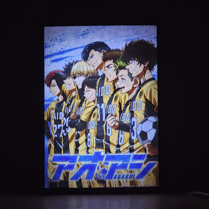 Lámpara ánime/manga  Aoashi  con doble imagen del grupo Ashito Aoi, Eisaku Ôtomo, Yuma Motoki, Keiji Togashi, Soichiro Tachibana, Kanpei Kuroda, Martis Jun Asari y Nagisa Akutsu, vista encendida, donde se revela la ilustración completa al encender la luz LED.