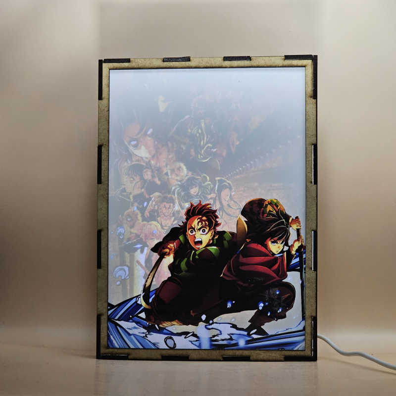 Lámpara ánime/manga  Kimetsu no Yaiba  con doble imagen del grupo Tanjirō Kamado, Shinobu Kochō, Kanao Tsuyuri, Sanemi Shinazugawa, Nezuko Kamado, Zenitsu Agatsuma, Inosuke Hashibira, Akaza, Giyū Tomioka, Kyōjurō Rengoku, Tokito Muichiro, Obanai Iguro, Mitsuri Kanroji, Tengen Uzui, Gyomei Himejima, Aoi Kanzaki, Yuichiro Tokito, Makio, Suma, Hinatsuru, Genya Shinazugawa, Kokushibo, Doma, Nakime y Kaigaku, vista encendida, con luz ambiente, donde se revela la ilustración completa al encender la luz LED.