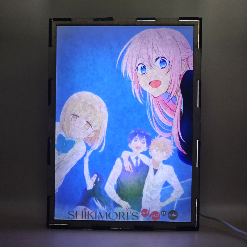 Lámpara ánime/manga  Shikimori es más que una cara bonita  con doble imagen del grupo Miyako Shikimori, Yuu Izumi, Kyou Nekozaki, Yui Hachimitsu y Shuu Inuzuka, vista encendida, con luz ambiente, donde se revela la ilustración completa al encender la luz LED.