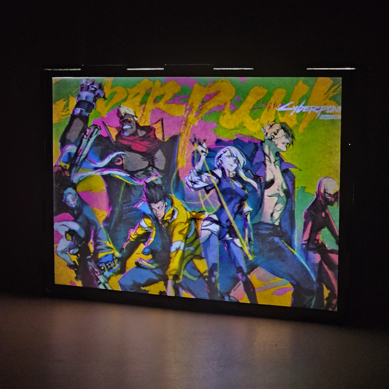 Lámpara ánime/manga  Cyberpunk: Edgerunners.  con doble imagen del grupo David Martínez, Lucyna Kushinada, Maine, Rebecca, Kiwi y Falco, vista encendida, donde se revela la ilustración completa al encender la luz LED.