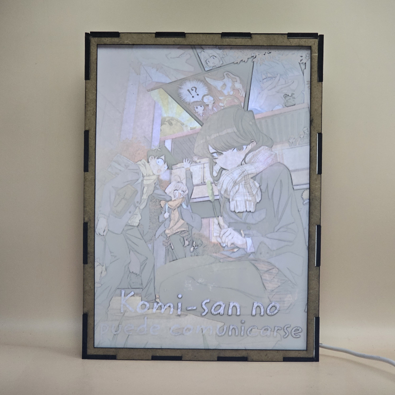 Lámpara ánime/manga  Komi-san no puede comunicarse  con doble imagen del grupo Komi Shouko, Tadano Hitohito y Najimi Osana, vista encendida, con luz ambiente, donde se revela la ilustración completa al encender la luz LED.
