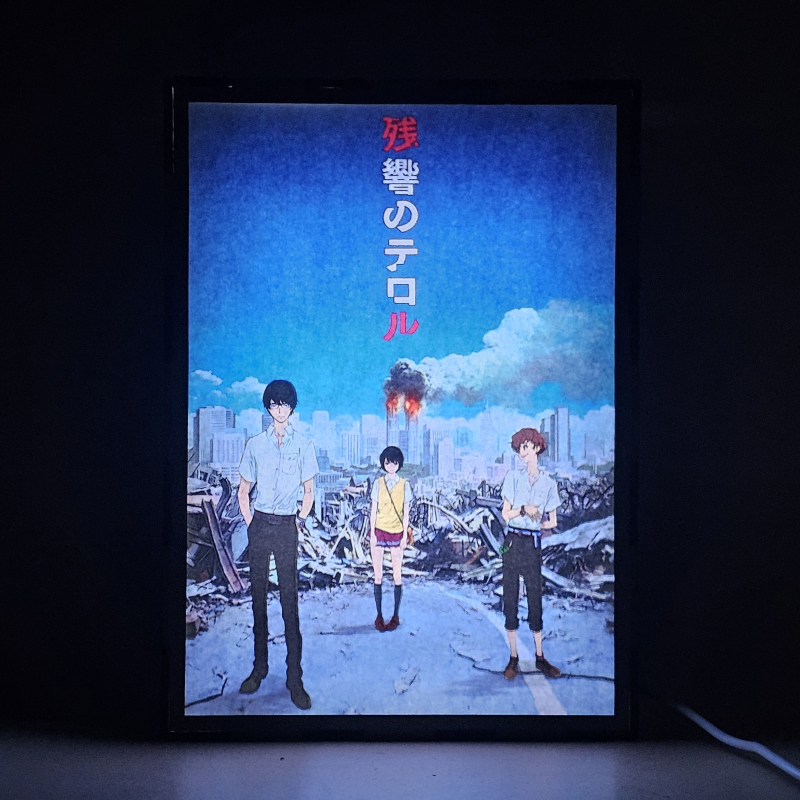 Lámpara ánime/manga  Zankyou no Terror  con doble imagen del grupo Nine, Lisa Mishima y Twelve, vista encendida, donde se revela la ilustración completa al encender la luz LED.