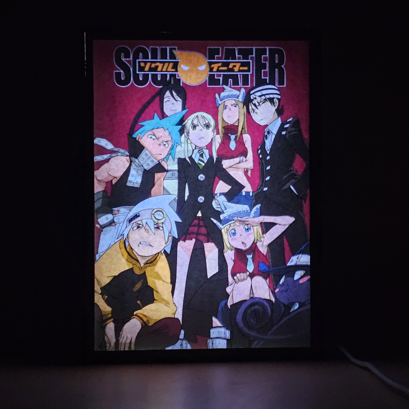 Lámpara ánime/manga  Soul Eater  con doble imagen del grupo Maka Albarn, Eater, Black☆Star, Tsubaki Nakatsukasa, Death the Kid, Liz, Patty y Blair, vista encendida, donde se revela la ilustración completa al encender la luz LED.
