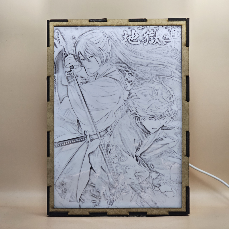 Lámpara ánime/manga  Hell's Paradise  con doble imagen de la pareja Gabimaru y Sagiri Yamada Asaemon, vista encendida, con luz ambiente, donde se revela la ilustración completa al encender la luz LED.