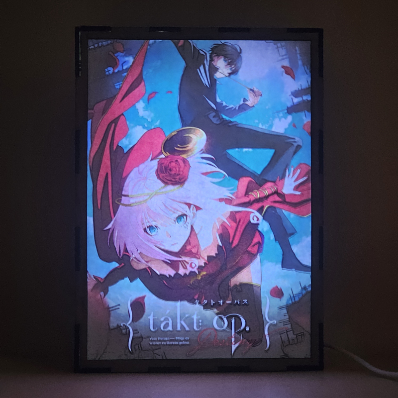 Lámpara ánime/manga  takt op.Destiny  con doble imagen de la pareja Takt Asahina y Destiny, vista encendida, donde se revela la ilustración completa al encender la luz LED.