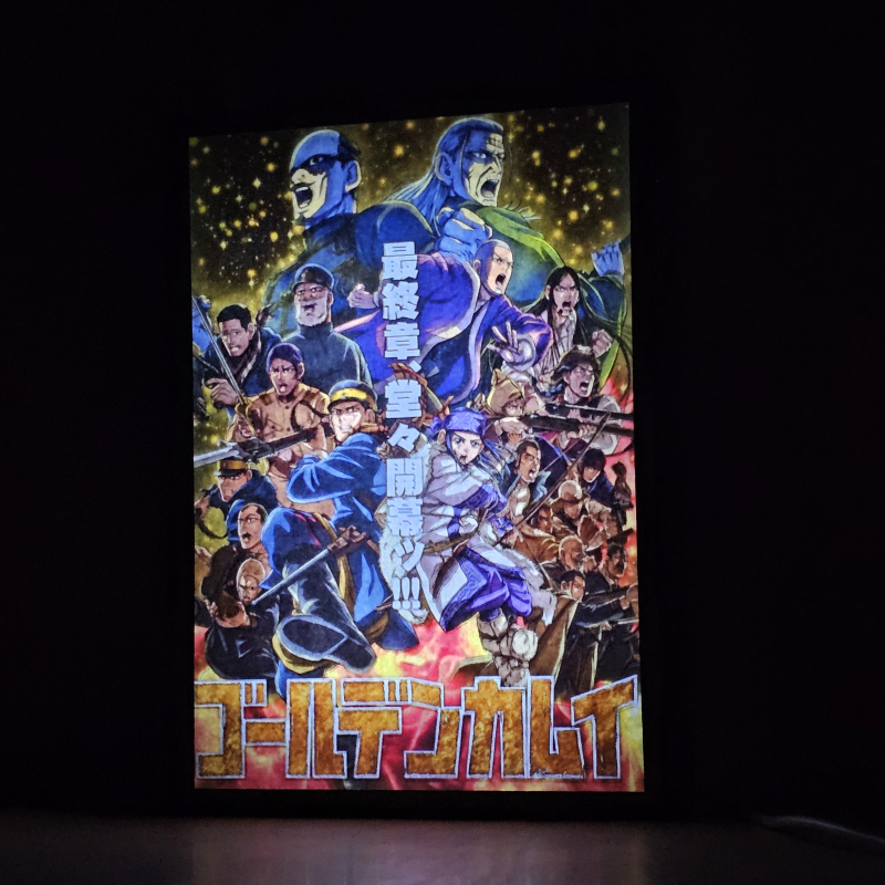 Lámpara ánime/manga  Golden Kamuy  con doble imagen del grupo Saichi Sugimoto, Asirpa y Tsurumi, vista encendida, donde se revela la ilustración completa al encender la luz LED.