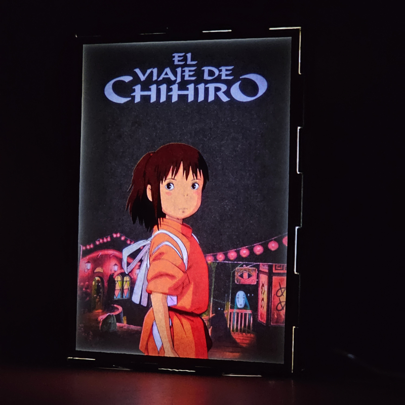 Lámpara ánime  El Viaje de Chihiro  con doble imagen del grupo Chihiro Ogino y Kaonashi, vista encendida, donde se revela la ilustración completa al encender la luz LED.