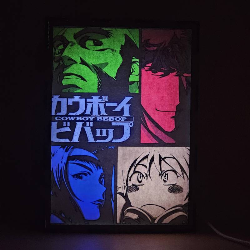 Lámpara ánime/manga  Cowboy Bebop  con doble imagen del grupo Spike Spiegel, Jet Black, Faye Valentine y Ed, vista encendida, donde se revela la ilustración completa al encender la luz LED.