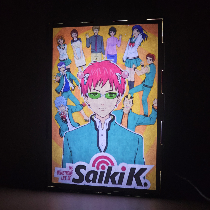 Lámpara ánime/manga  La desastrosa vida de Saiki K.  con doble imagen del grupo Kusuo Saiki, Chiyo Yumehara, Reita Toritsuka, Kusuke Saiki, Shun Kaidou, Riki Nendou, Kineshi Hairo, Kokomi Teruhashi, Kurumi Saiki y Kuniharu Saiki, vista encendida, donde se revela la ilustración completa al encender la luz LED.