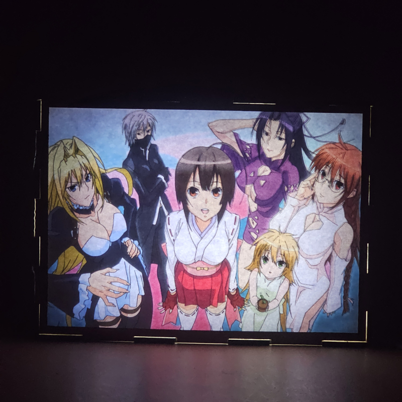 Lámpara ánime/manga  Sekirei  con doble imagen del grupo Tsukiumi, Homura, Musubi, Matsu, Kusano, Kazehana y Homura, vista encendida, donde se revela la ilustración completa al encender la luz LED.