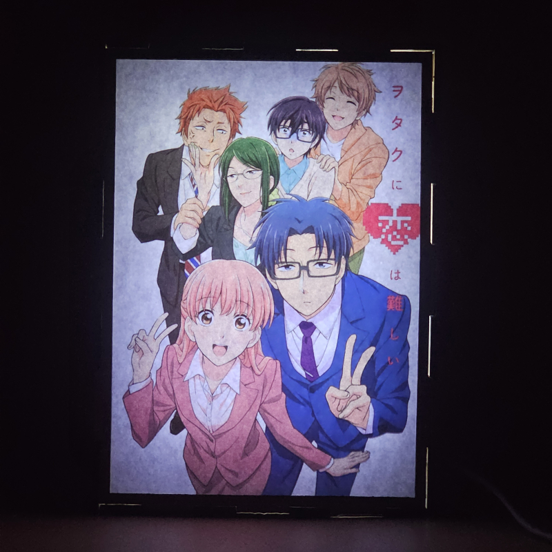 Lámpara ánime/manga  Wotakoi: El amor es difícil para los otakus  con doble imagen del grupo Hirotaka Nifuji, Hanako Koyanagi, Tarō Kabakura, Narumi Momose, Naoya Nifuji y Kō Sakuragi, vista encendida, donde se revela la ilustración completa al encender la luz LED.
