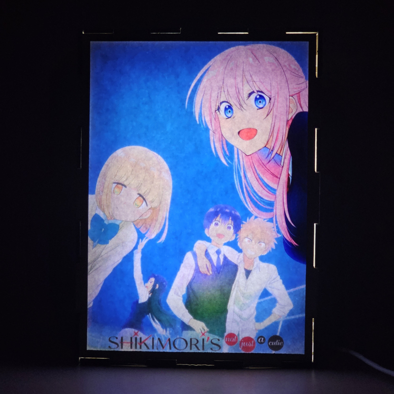 Lámpara ánime/manga  Shikimori es más que una cara bonita  con doble imagen del grupo Miyako Shikimori, Yuu Izumi, Kyou Nekozaki, Yui Hachimitsu y Shuu Inuzuka, vista encendida, donde se revela la ilustración completa al encender la luz LED.
