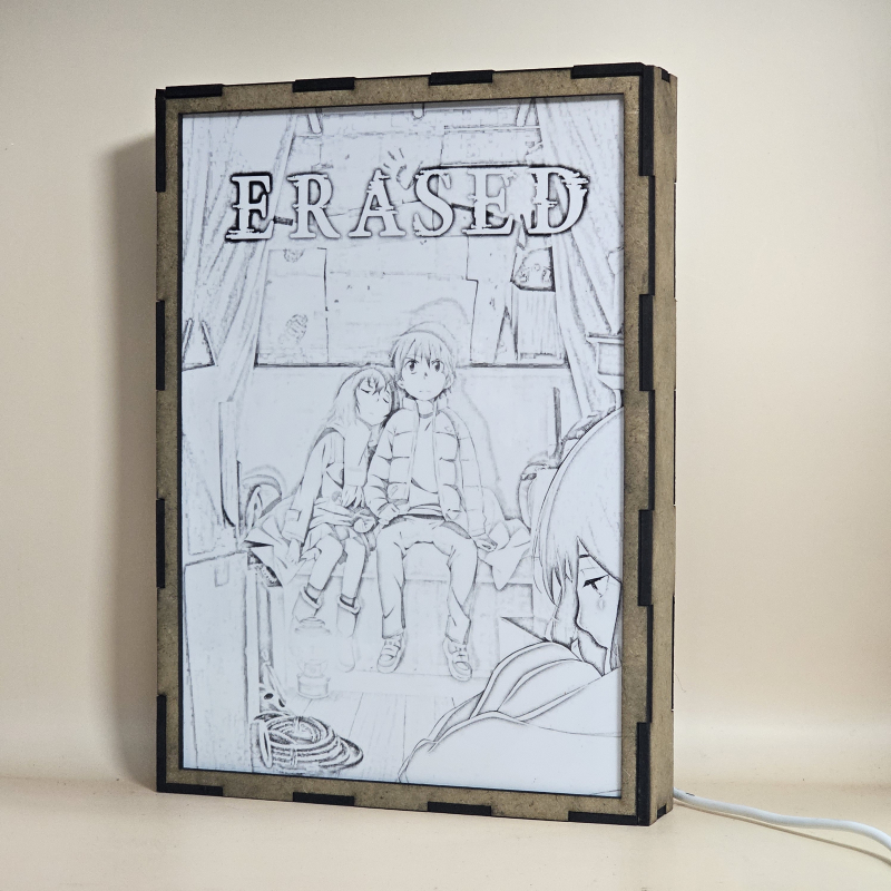 Lámpara ánime/manga  Erased  con doble imagen de la pareja Satoru Fujinuma y Kayo Hinazuki, vista apagada, se esconde la imágen de atras.