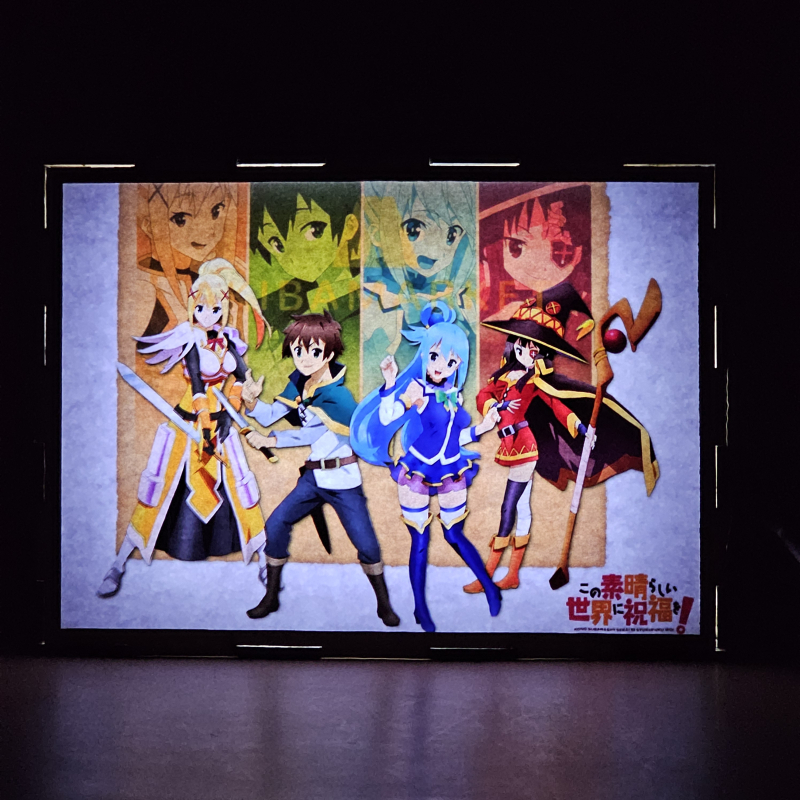 Lámpara ánime/manga  KonoSuba  con doble imagen del grupo Megumin, Kazuma Satō, Darkness y Aqua, vista encendida, donde se revela la ilustración completa al encender la luz LED.
