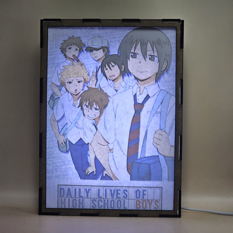 Lámpara ánime/manga  Daily Lives of High School Boys  con doble imagen del grupo Tadakuni, Hidenori Tabata, Yoshitake Tanaka, Toshiyuki Karasawa, Motoharu y Presidente del Consejo Estudiantil, vista encendida, con luz ambiente, donde se revela la ilustración completa al encender la luz LED.