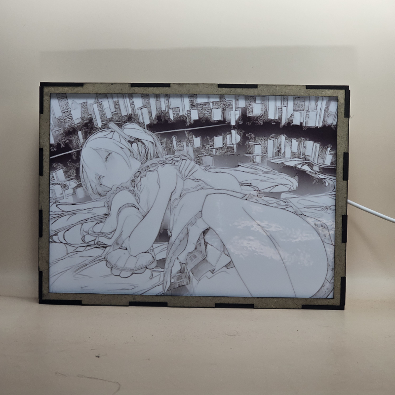 Lámpara ánime  Miku Hatsune  con doble imagen del personaje Miku Hatsune, vista apagada, se esconde la imágen de atras.