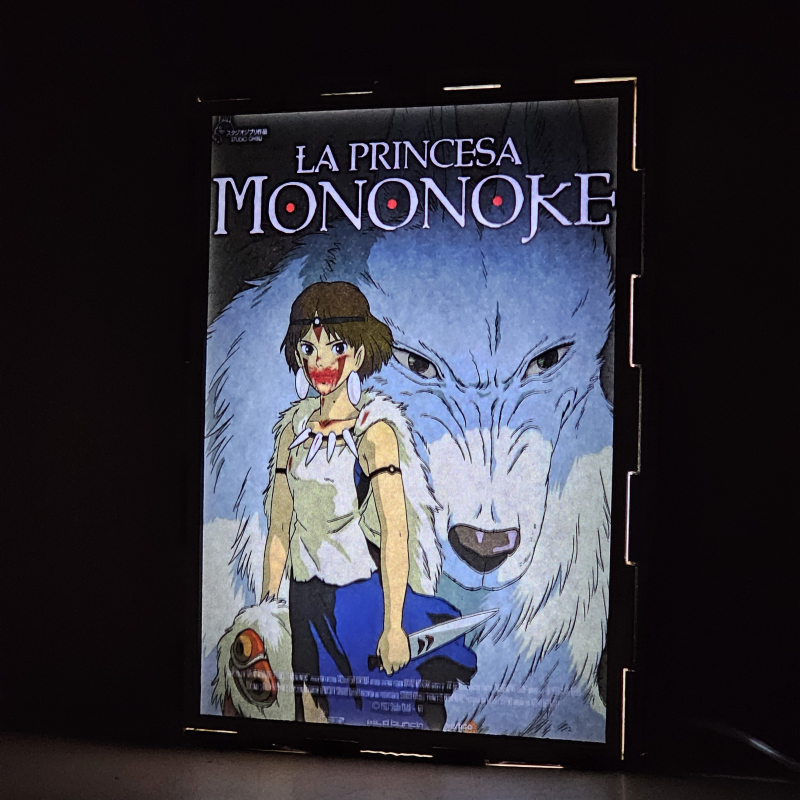 Lámpara ánime  La Princesa Mononoke  con doble imagen de la pareja San y Moro, vista encendida, donde se revela la ilustración completa al encender la luz LED.