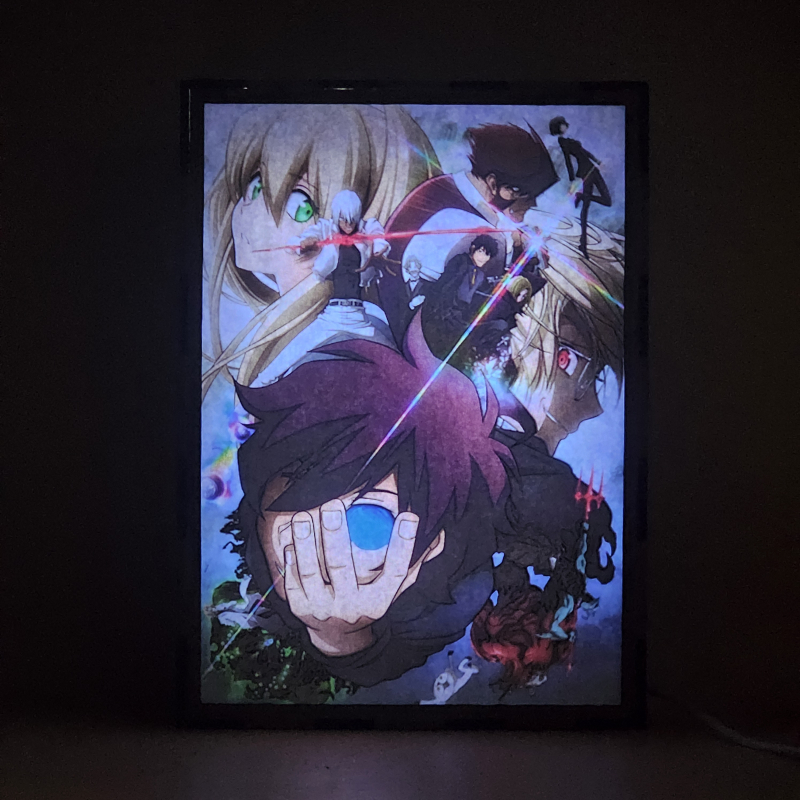 Lámpara ánime/manga  Kekkai Sensen  con doble imagen del grupo Leonardo Watch, Klaus von Reinherz, Zapp Renfro, Mary Macbeth, William Macbeth, Steven A. Starphase, Chain Sumeragi, Gilbert F. Altstein y Sonic, vista encendida, donde se revela la ilustración completa al encender la luz LED.