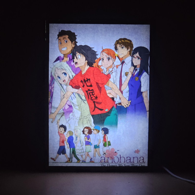 Lámpara ánime/manga  Anohana  con doble imagen del grupo Jintan, Menma, Anaru, Yukiatsu, Tsuruko y Poppo, vista encendida, donde se revela la ilustración completa al encender la luz LED.