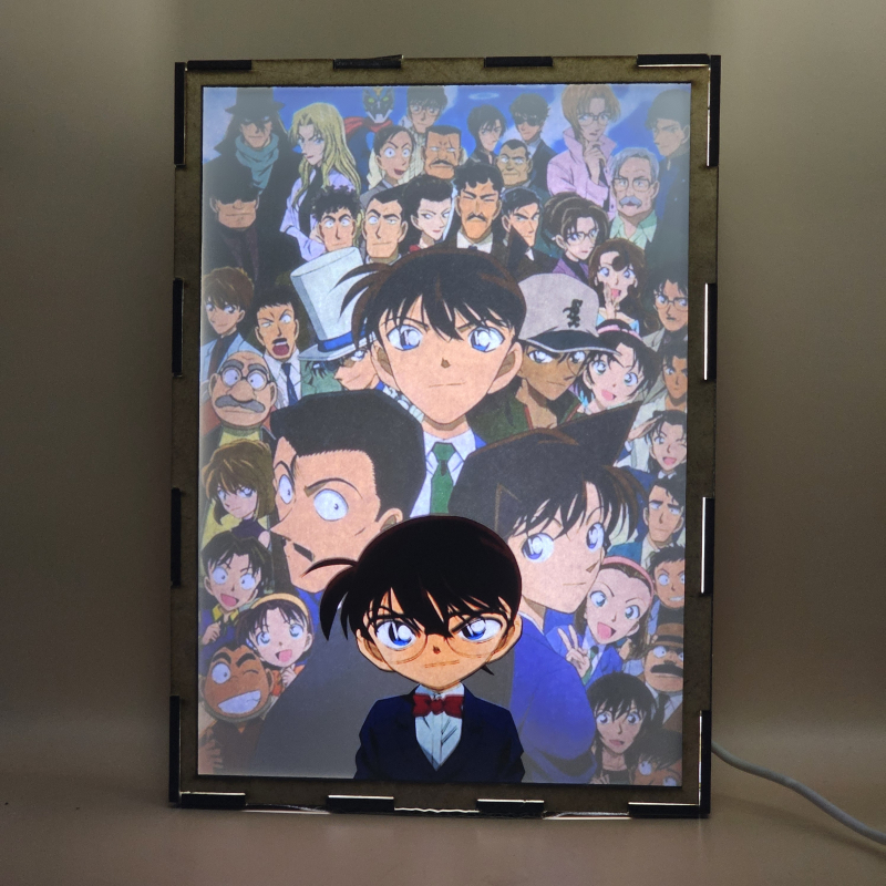 Lámpara ánime/manga  Detective Conan  con doble imagen del grupo Conan Edogawa, Ran Mouri, Kogoro Mouri, Heiji Hattori, Kaito Kid, Ai Haibara, Profesor Hiroshi Agasa y Inspectores de policía, vista encendida, con luz ambiente, donde se revela la ilustración completa al encender la luz LED.