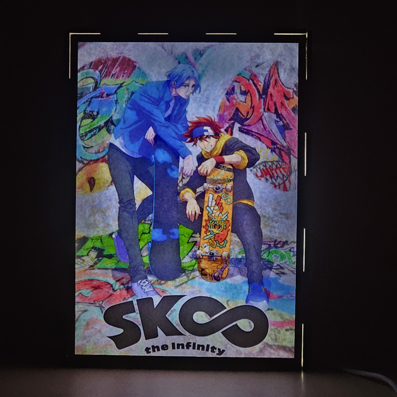 Lámpara ánime  SK8 the Infinity  con doble imagen de la pareja Reki Kyan y Langa Hasegawa, vista encendida, donde se revela la ilustración completa al encender la luz LED.
