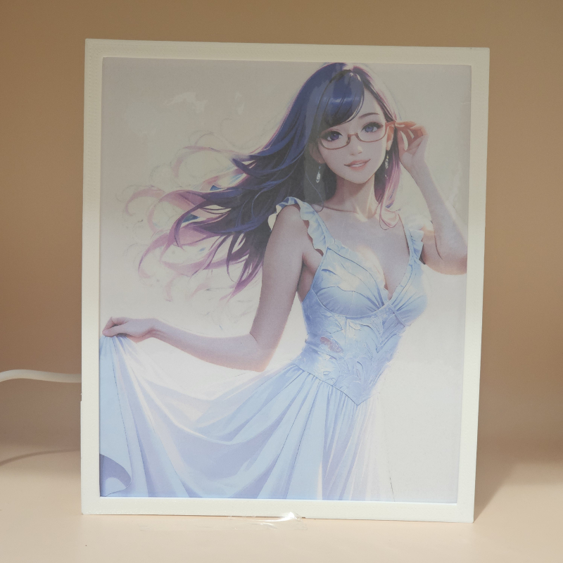 Lámpara ánime/manga  Tokyo Ghoul  con doble imagen del personaje Rize Kamishiro, vista apagada, se esconde la imágen de atras.