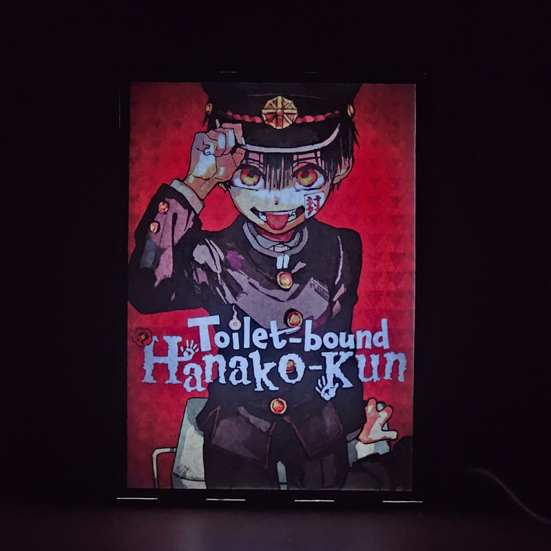 Lámpara ánime/manga  Jibaku Shōnen Hanako-kun  con doble imagen del personaje Hanako-kun, vista encendida, donde se revela la ilustración completa al encender la luz LED.