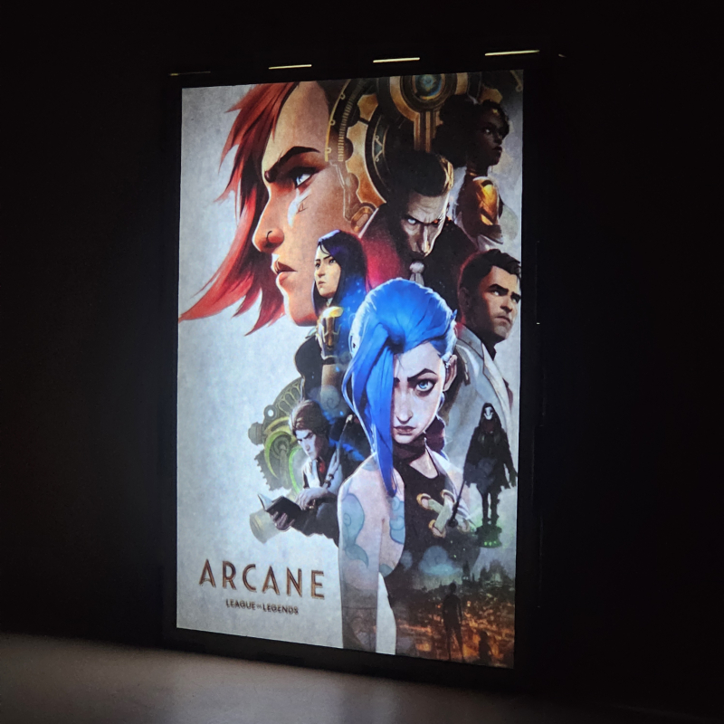 Lámpara ánime/manga  Arcane  con doble imagen del grupo Vi, Jinx, Caitlyn, Jayce, Silco, Viktor, Ekko y Mel Medarda, vista encendida, donde se revela la ilustración completa al encender la luz LED.